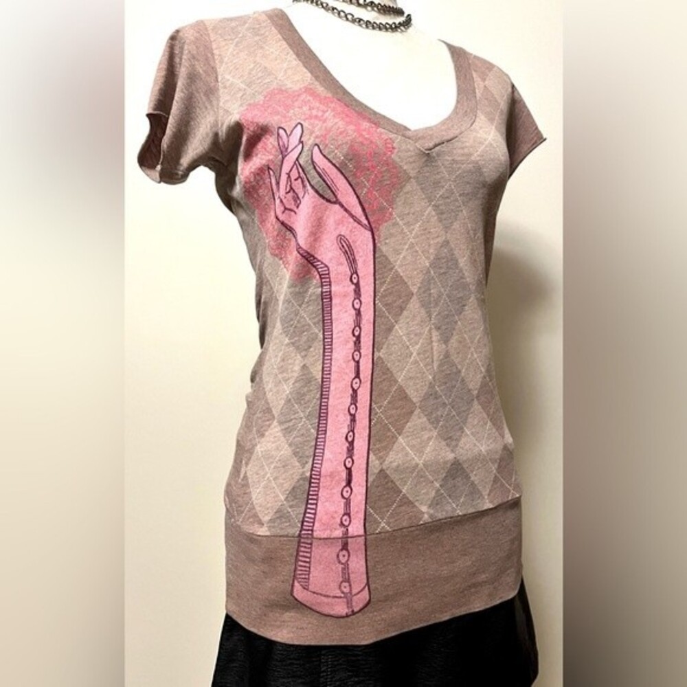Vintage Y2K BlackChandelier T-Shirt with Unique Print SZ M